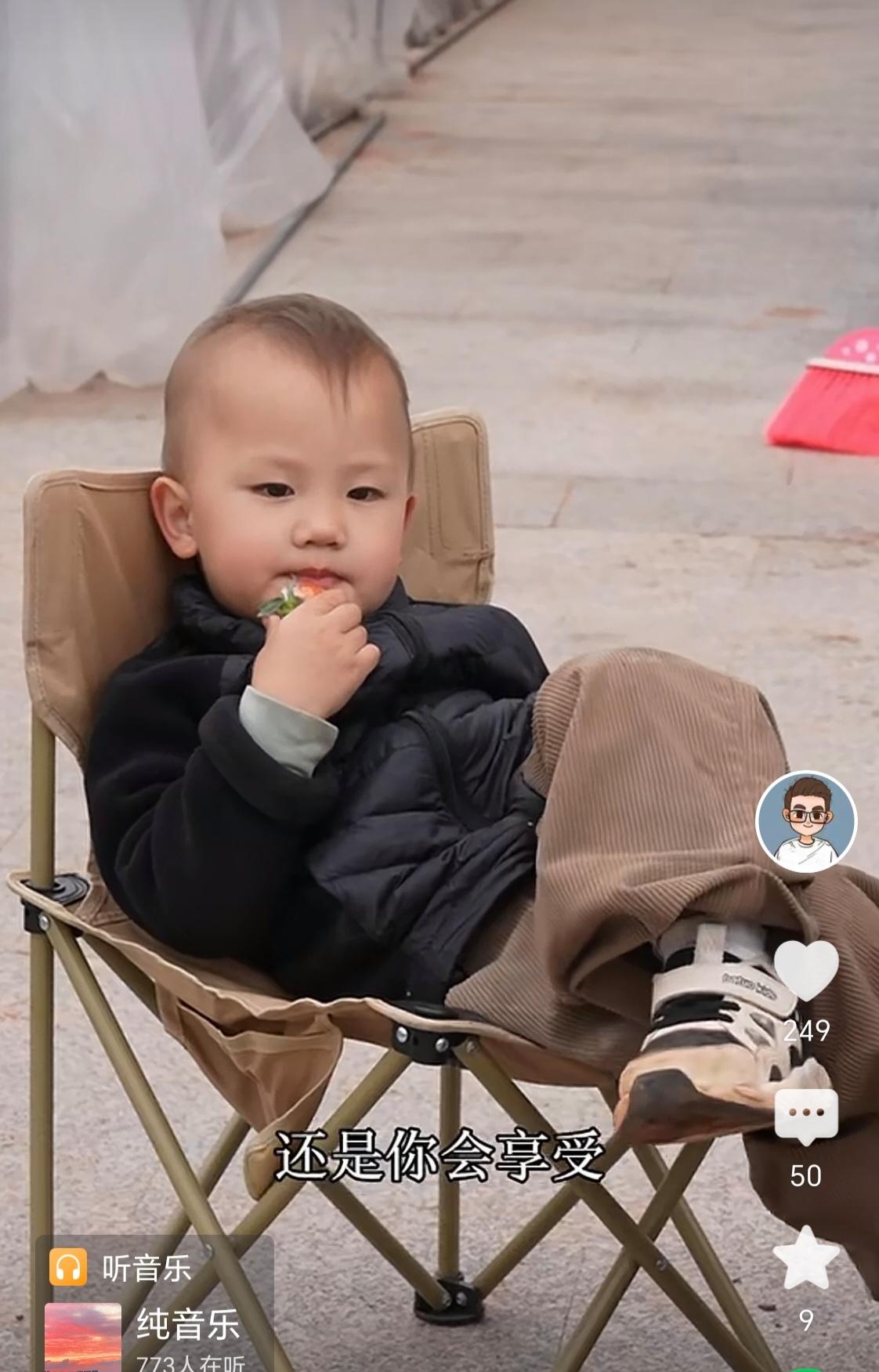 小二娃打趣到：你这个姿势爸爸学不来，小成成也太会享受了吧！小小新年纪像个大哥大一