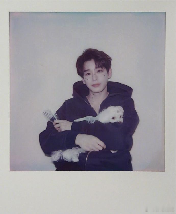 彭昱畅星星贴纸妆天呐这真的是彭昱畅吗？星星贴纸妆也太适配了，清冷的眉眼间点缀着星