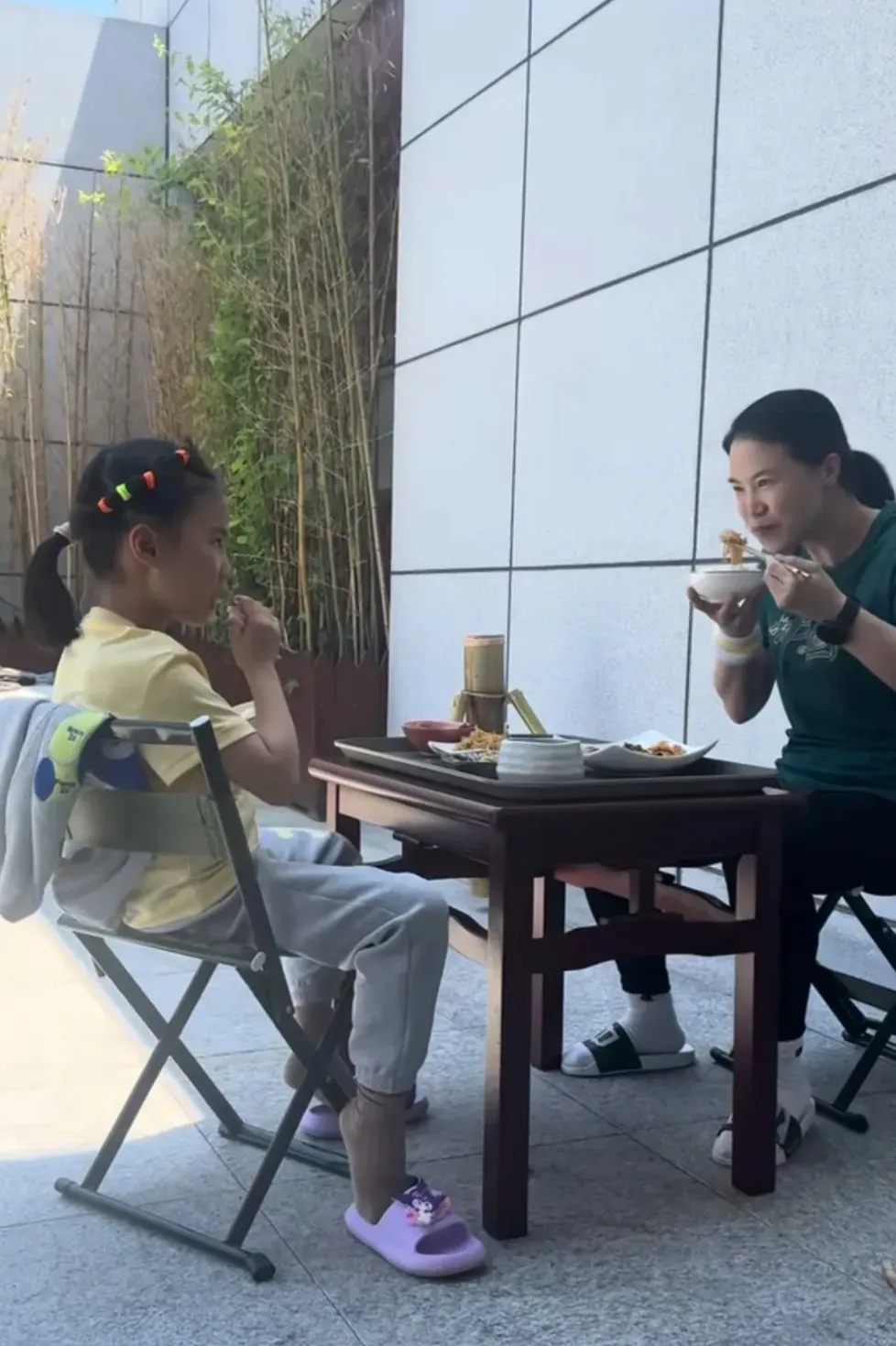 看看人家王楠和女儿的一顿饭，终于明白什么是真正的富有了，比起那些炫富的人来，动不