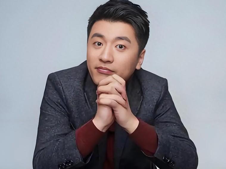 张雪峰离世后女儿悼念，称爸爸很伟大，他们说天上的文曲星换届了，选中了爸爸！
 