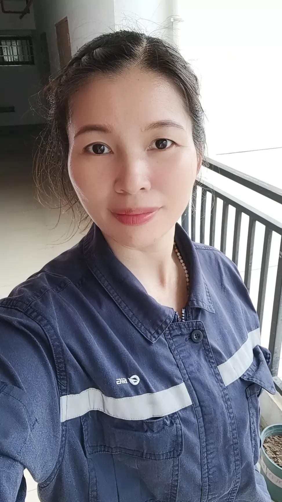这位自拍的大姐，看着服装有点眼熟啊，请问您是踩缝纫机的吗？拥务啥进去的呀？真是白