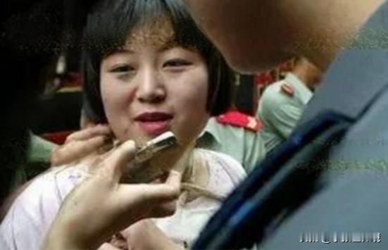 2003年西安，女毒贩冯翠琼，即将被执行死刑，临刑前，她要求和家人进行电话告别，