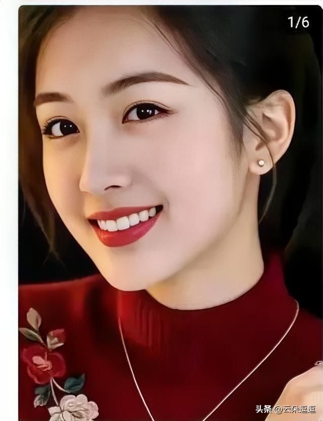 甜美笑容，温柔可人，红衣配饰，尽显优雅气质！🌹💄👗