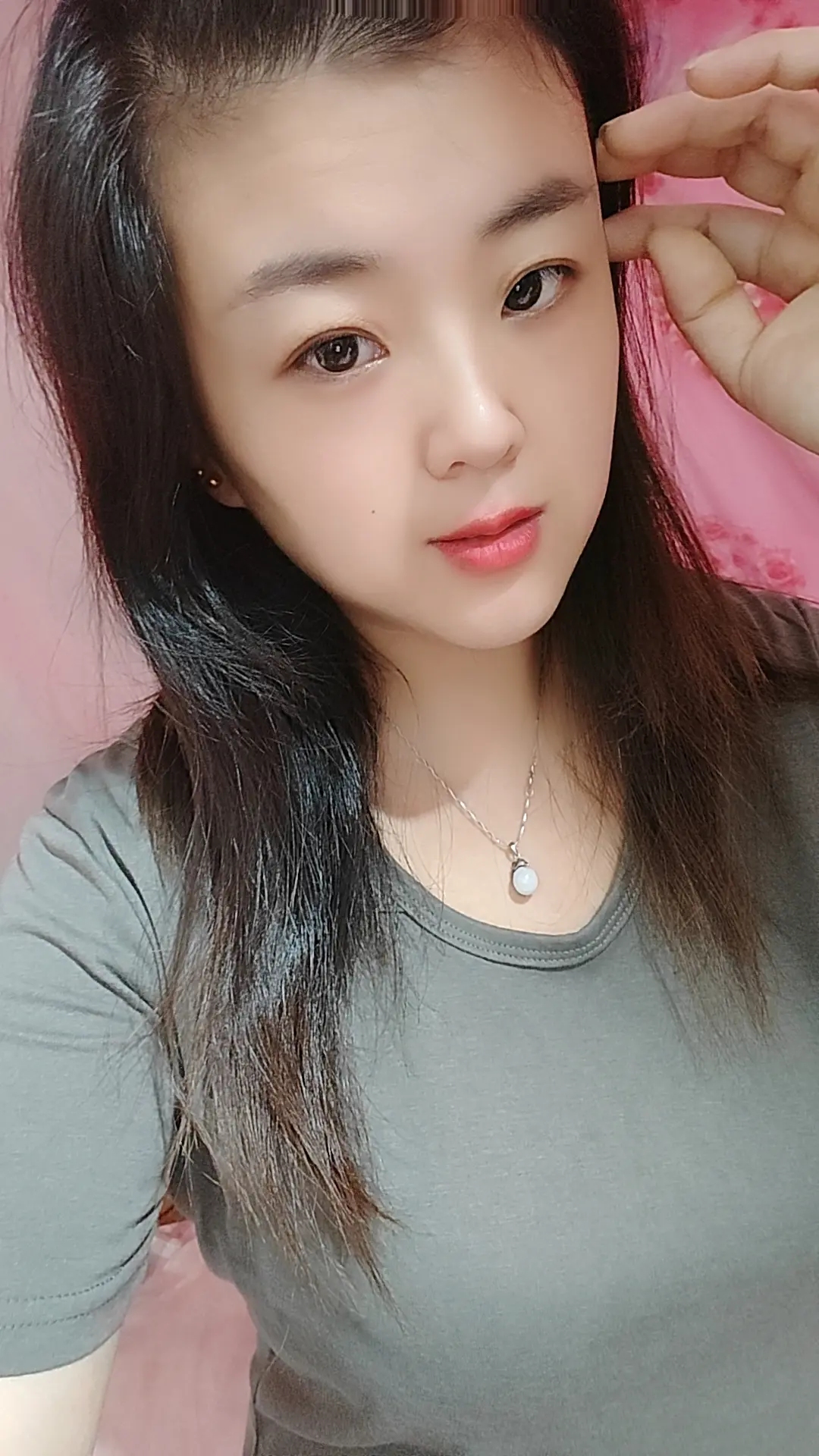 夜深人静好凄凉，相思之人不同床 心中念君千百遍，孤枕眠眠泪两行 日日相...