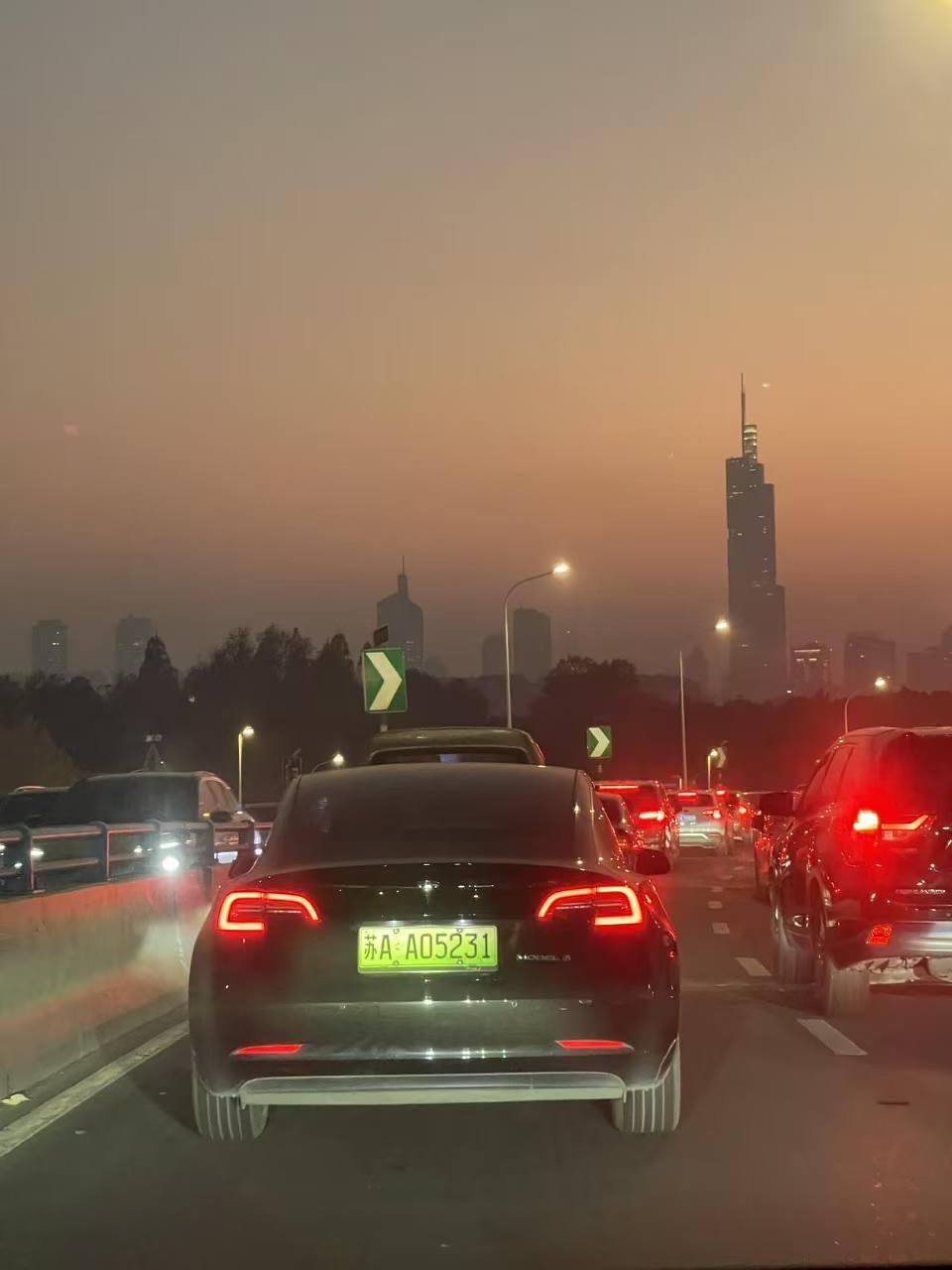 紫峰大厦或许是绿地在全国各地粗制滥造一大堆超高层地标中唯一最终成为一个省会城市标