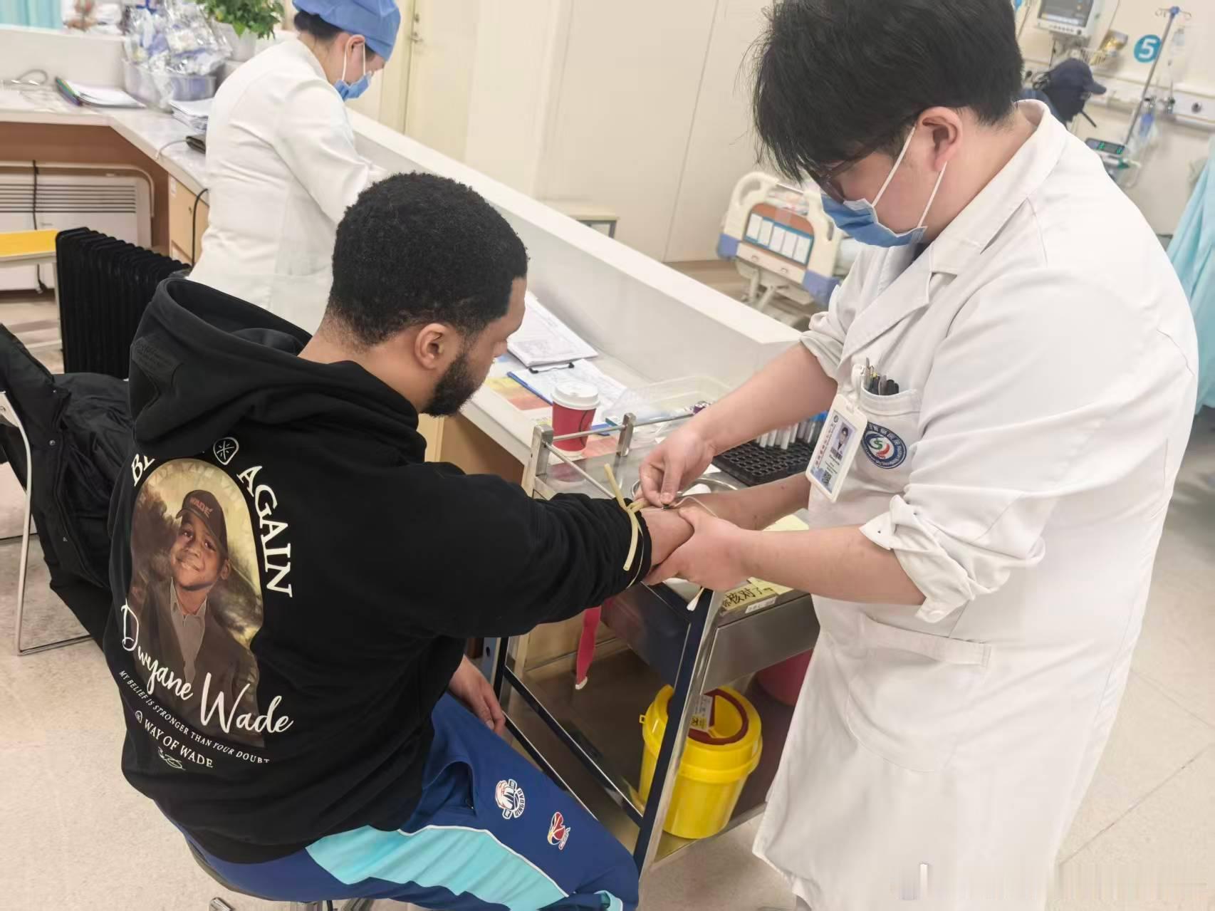 打着点滴的韦瑟斯庞在急诊室看完了整场比赛，你看这表情就知道他为青岛队的兄弟们感到