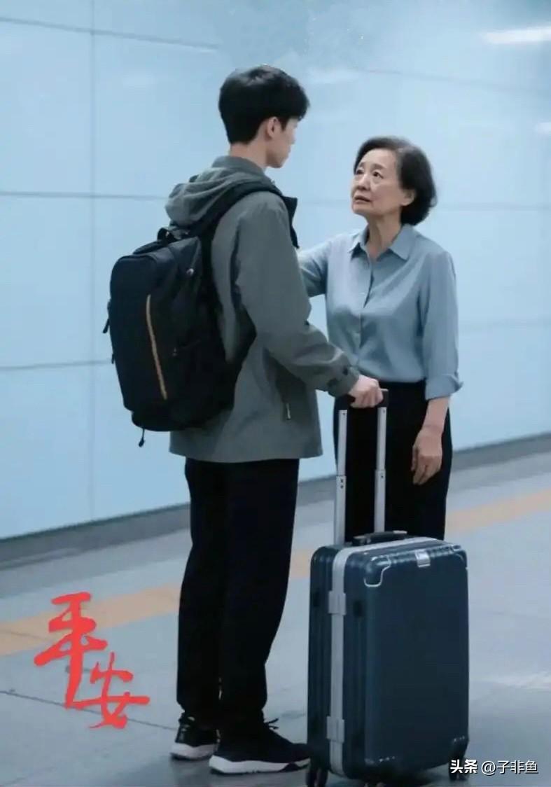 儿子回国在异国候机的时候，我和他说话，他让我给他买点儿胃药和拉肚子药，把我吓坏了