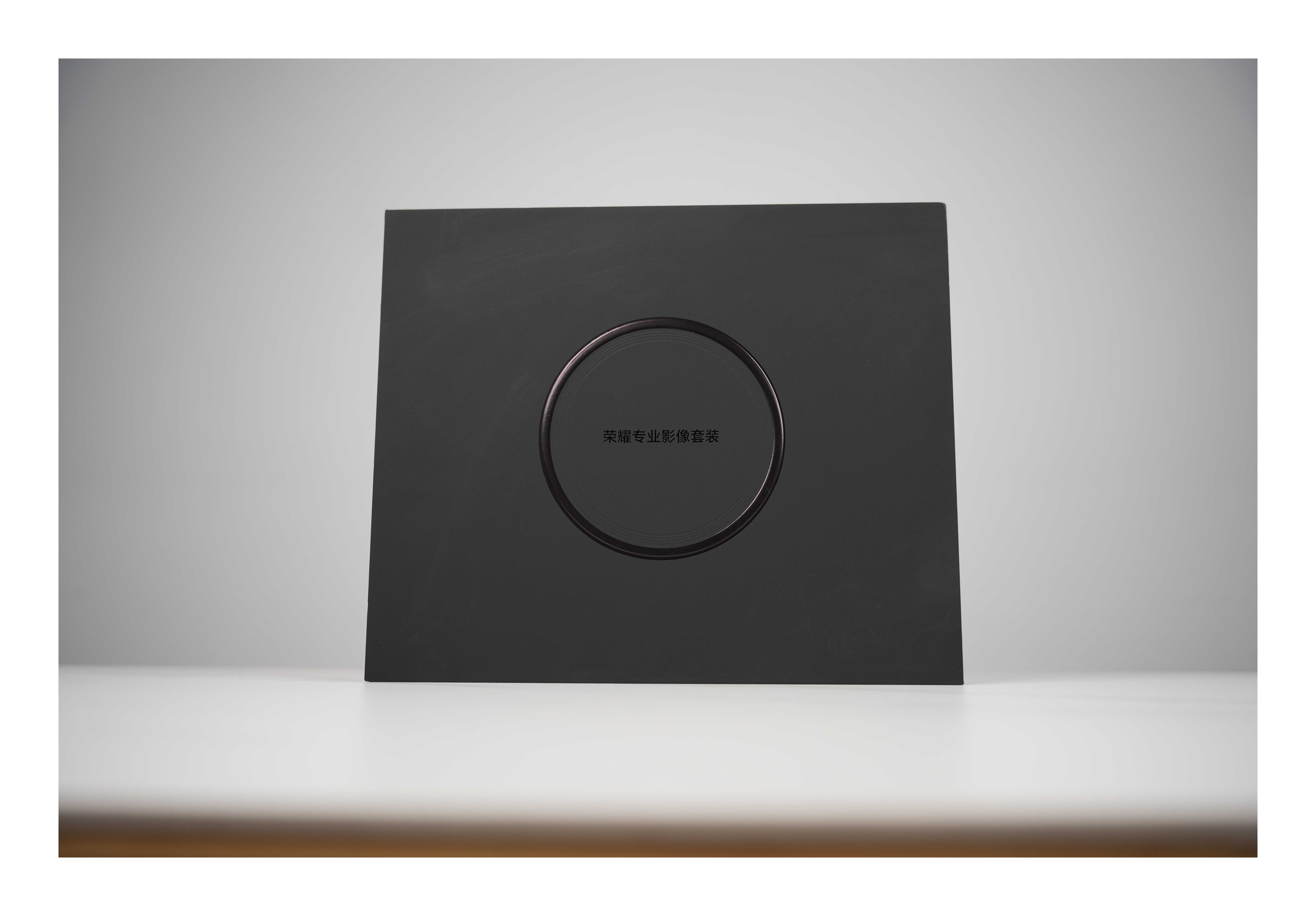 荣耀给荣耀Magic8 Pro整了一套专业的影像套装，大家心心念念的增距镜重新安