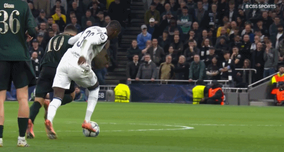 39分钟穆阿尼努力回追过程中连拉带拽，吃到一张黄牌。 ​​​