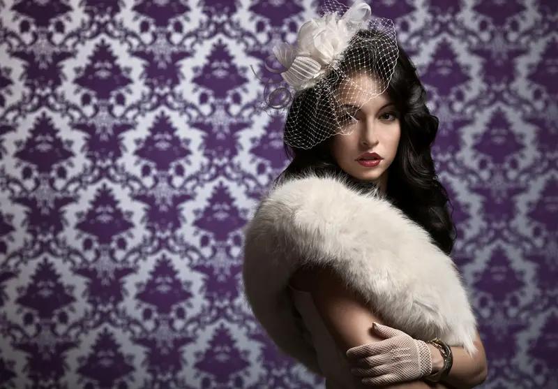 贵气是自身流露出的尊贵与高雅，绝非穿金戴银这般表面的东西。它是从骨子里散发出来的