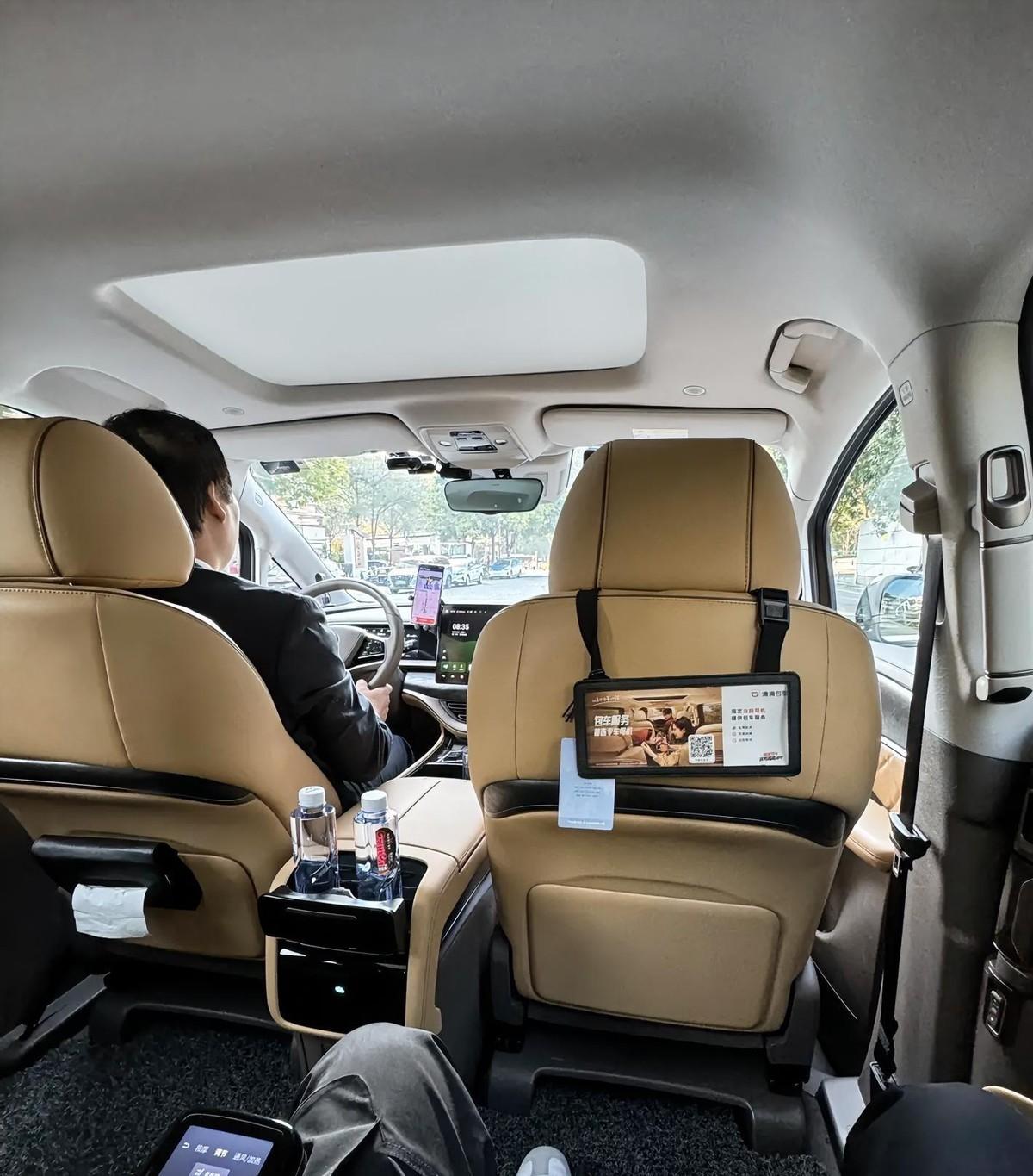 我们小区那几个跑网约车的大哥，居然全把车卖了，清一色换商务车跑单！以前他们开快车