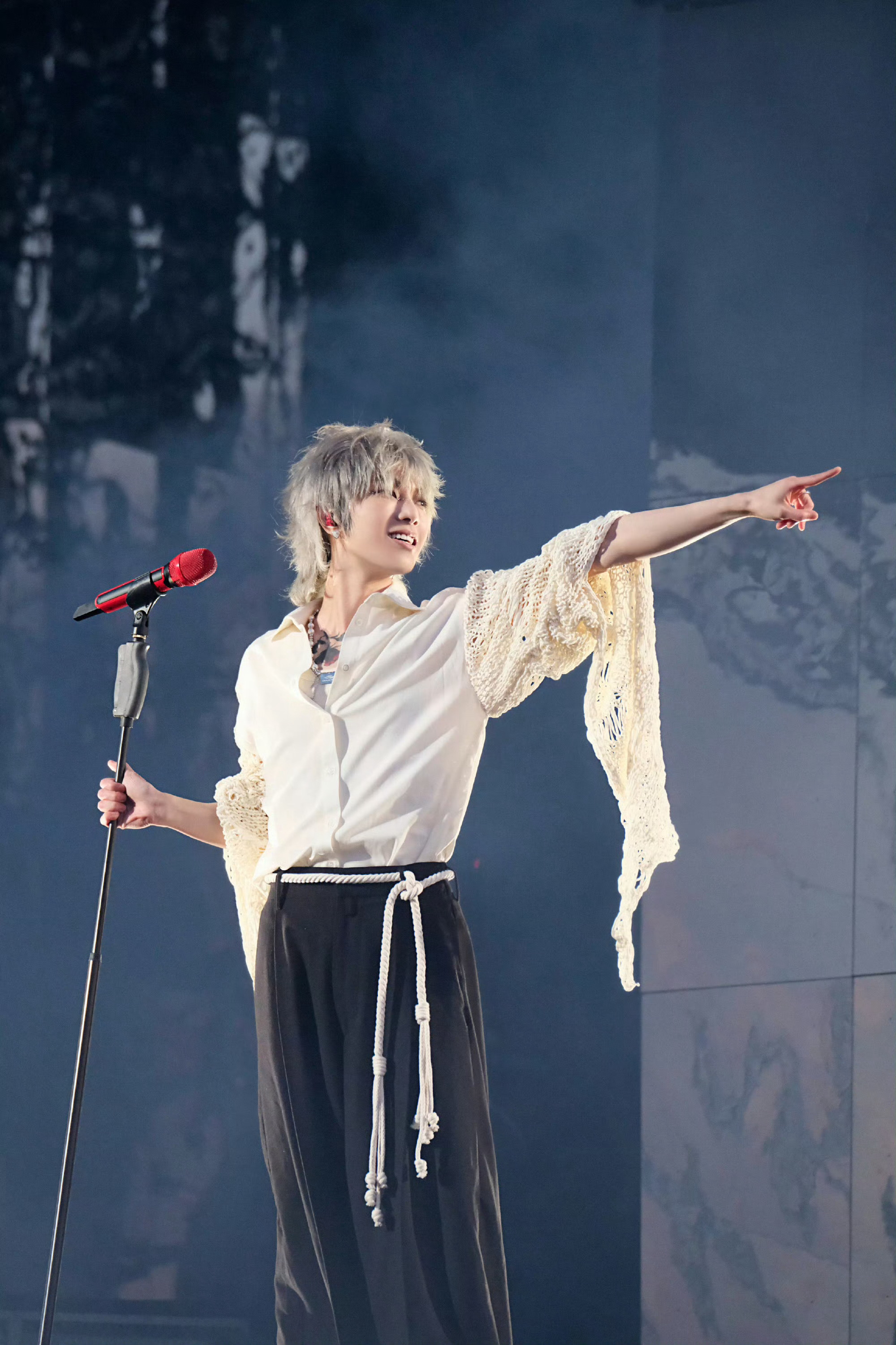 华晨宇60分钟超长音乐节舞台华晨宇时隔2年重回日出演唱会场地缘分感拉满！华晨宇官