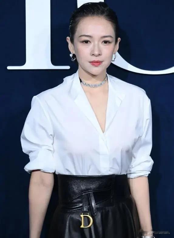 容貌相似的两个人，却又如此不同。
一个是影后章子怡，磅礴大气。
一个是视后童谣，