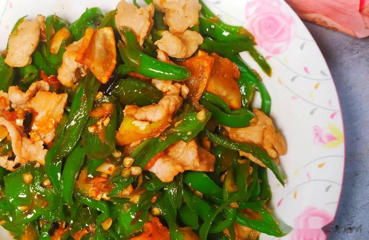 #记录我的2023# 
#十月美食录# 
辣椒炒肉，先炒辣椒还是先炒肉。
先炒辣