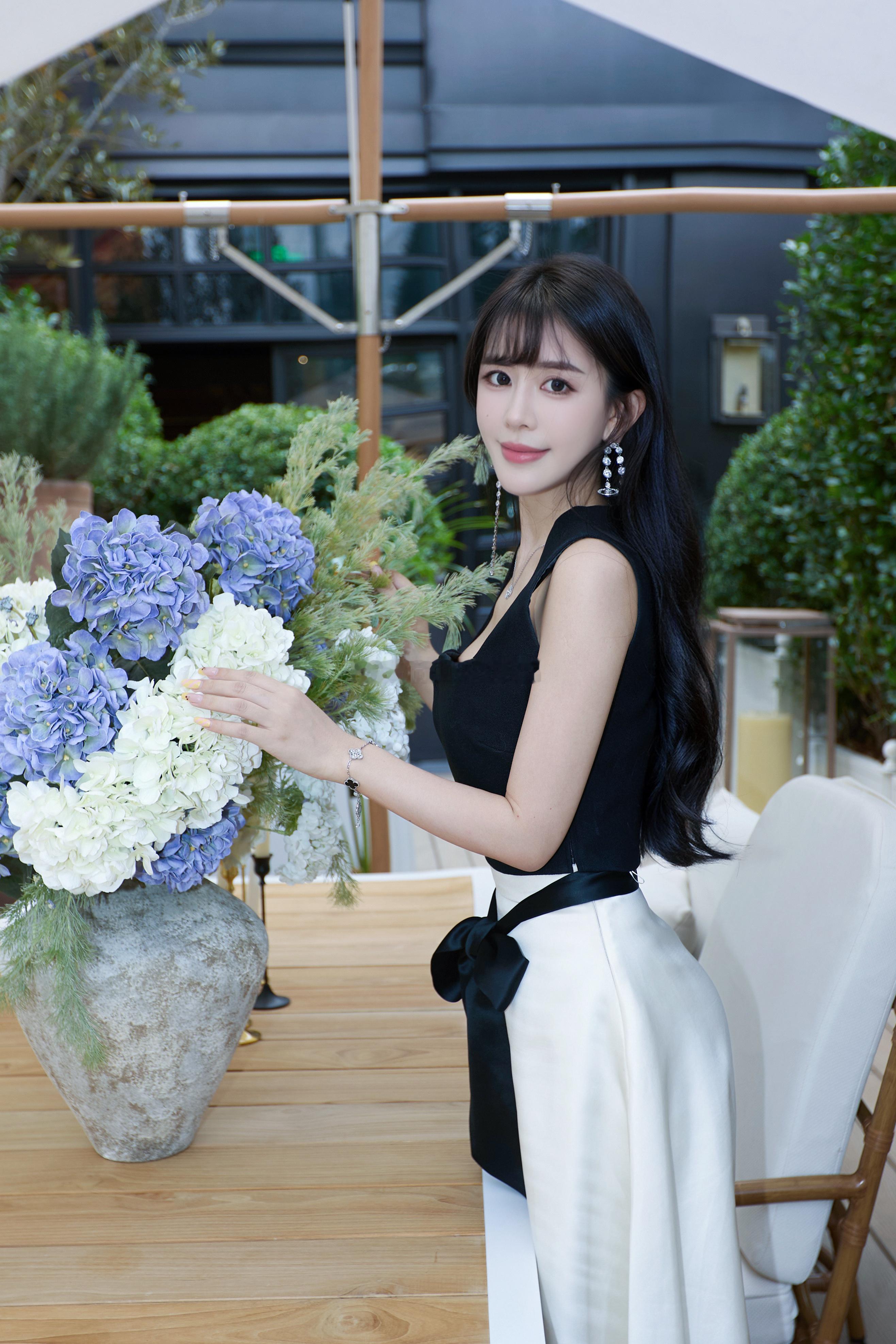 雍熙荣下午茶打卡，提前预约制。我们五个人点的598套餐，饮料居然是塑料杯。烛台上