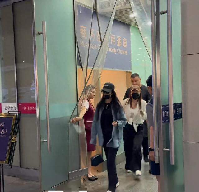 刚结束上海宝格丽晚宴的刘亦菲悄悄返回北京，被网友在高铁站偶遇