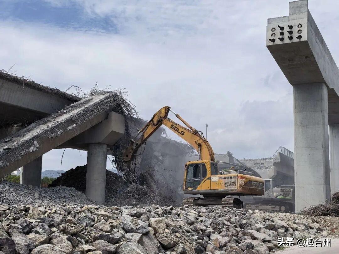 拆桥拓路焕新颜！黄岩院岙线升级双向六车道，明年7月通车

机械轰鸣，镐头机有序作