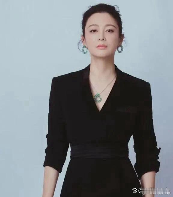 陈红55岁依然光彩照人，黑色连体裤加绿珠宝展现不凡气质。优雅与魅力兼具，她的风格