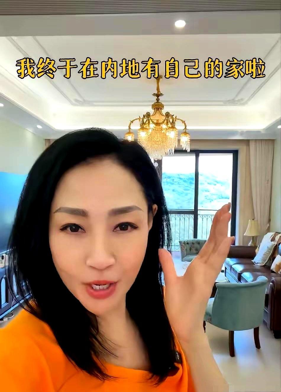 她一边笑一边感叹时，画面太真实了：杨玉梅在内地拿下280平、四室一厅，总价200