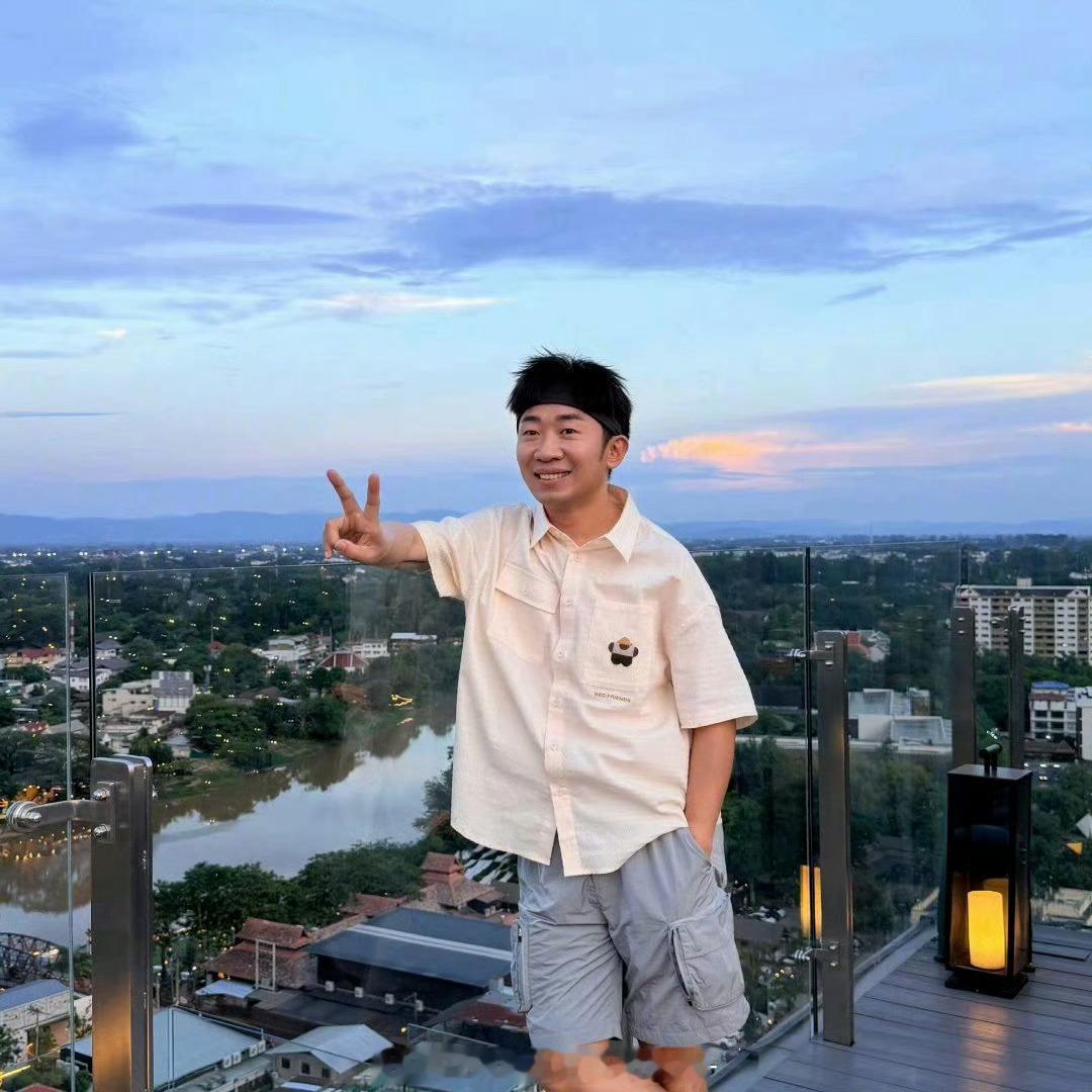 杨迪说自己第一次因为孩子气拿奖状杨迪自调侃因“孩子气”领奖，这幽默背后其实是成年