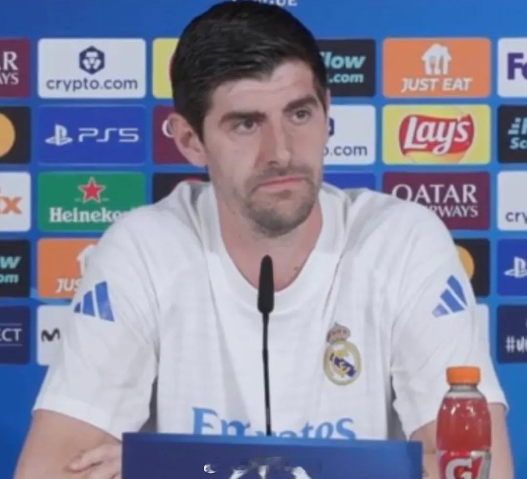 库尔图瓦在赛前新闻发布会上表示，上场比赛如果维尼修斯因遭到种族歧视而决定退场的话