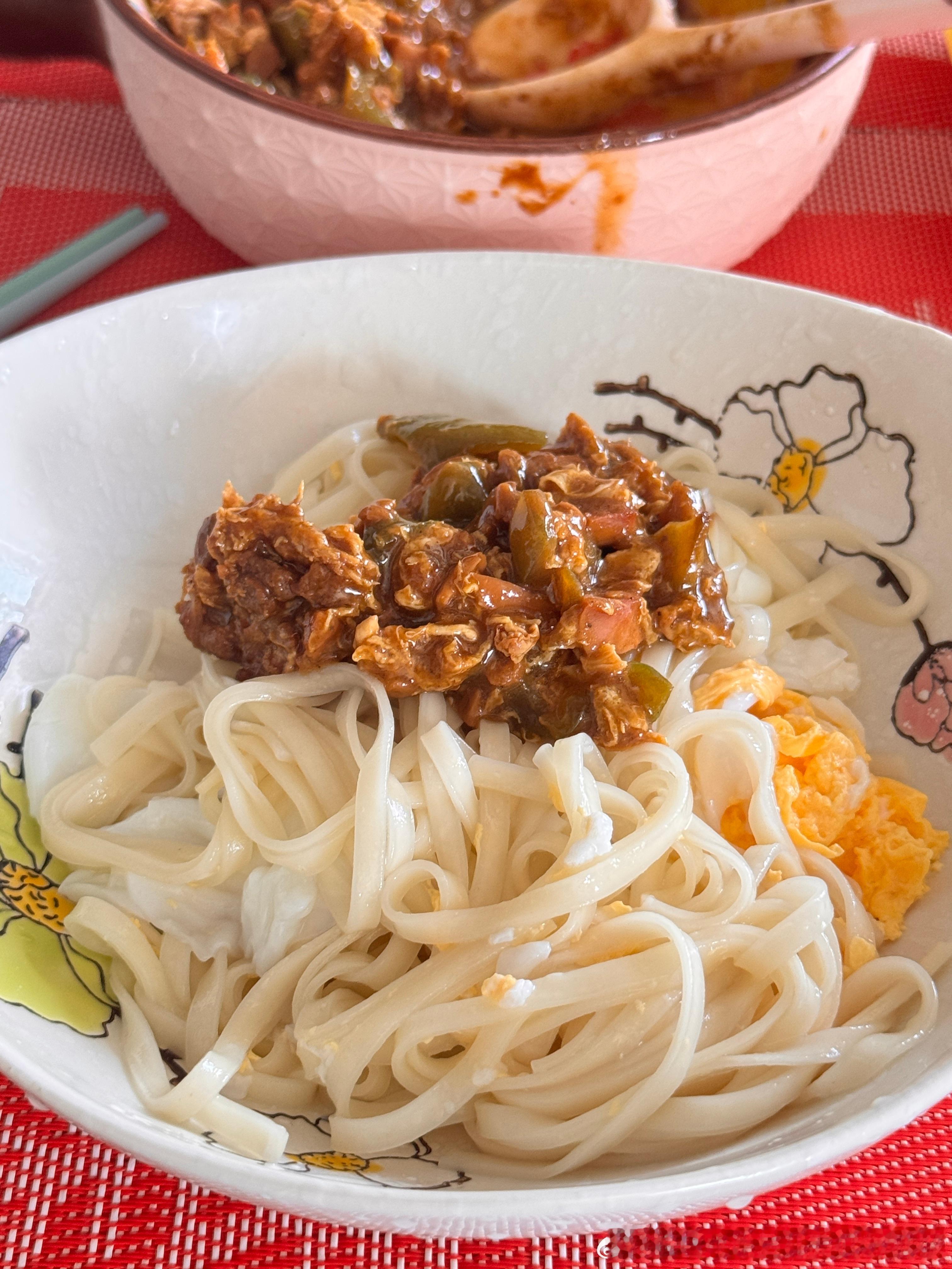 今早的拌面和菜饼子简直生仙了。吃完觉得世界太美好了，彩色的，梦幻的。我特么真有福
