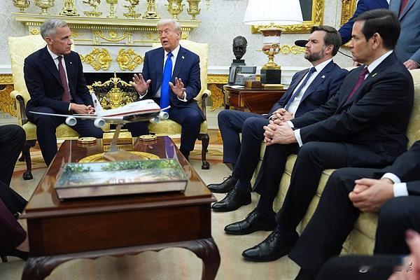 美加领导人在白宫举行会谈，讨论关税等议题。一边说要降低关税，一边又提征收新关税，