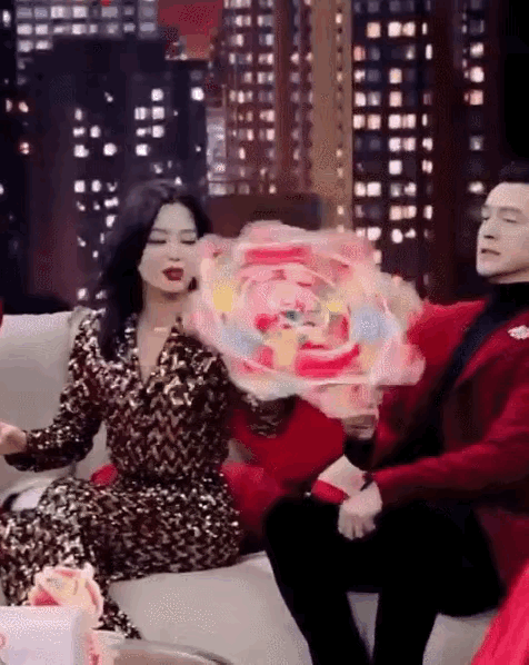 宝总和李李的手帕转的如何？有点二人转的味道。演员演着演着就变二人转了，因为大家爱