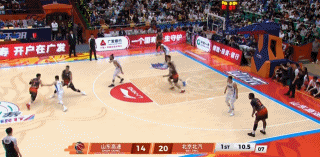北汽客场险胜山东！第一节最后时刻，陶汉林接高诗岩击地传控，持球强突篮下准备暴力劈