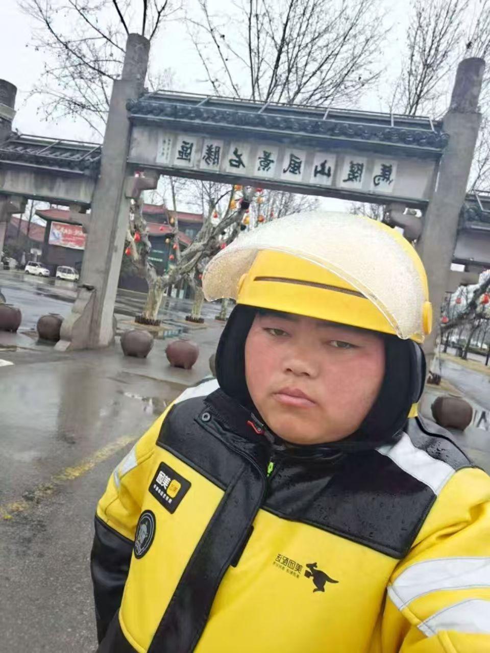 这几天刷到咱们徐州新沂马陵山镇的一位外卖小哥，特别想聊聊。26岁的张瑜，是镇上唯