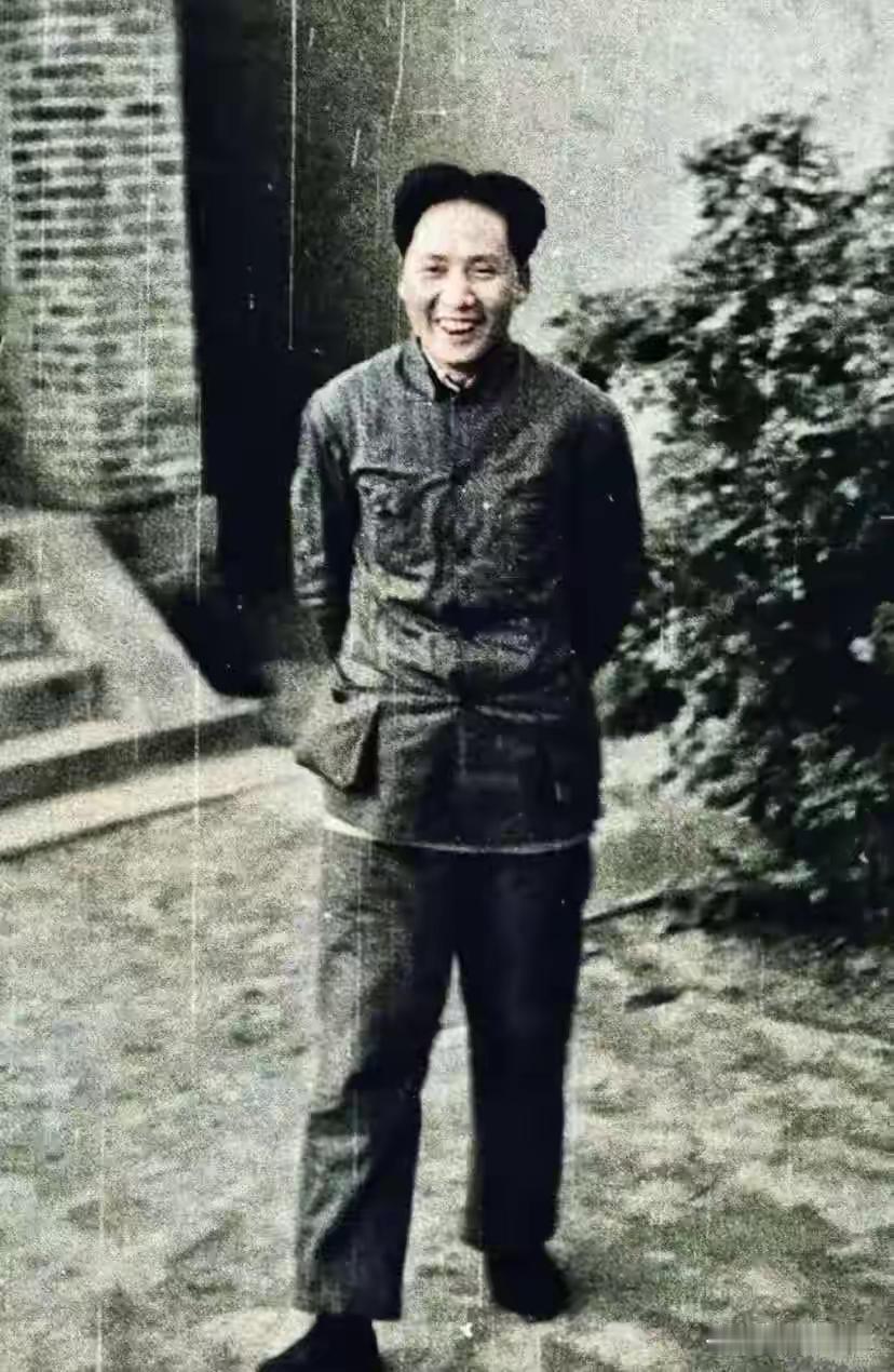 伟人在艰苦年代依然自信，
笑容满面。。。