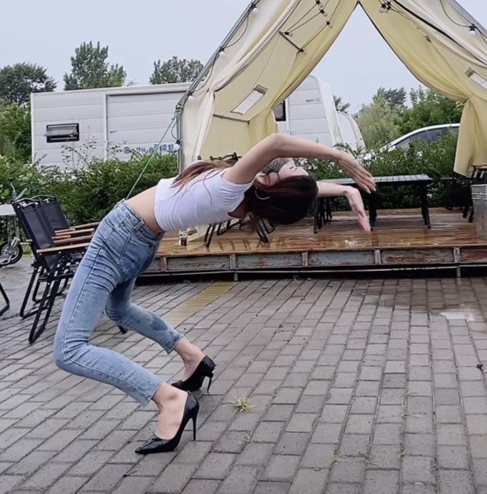 分享你手机随手拍为了拍抖音和短视频，现在的美女真的好拚啊！八仙过海，各显神通！