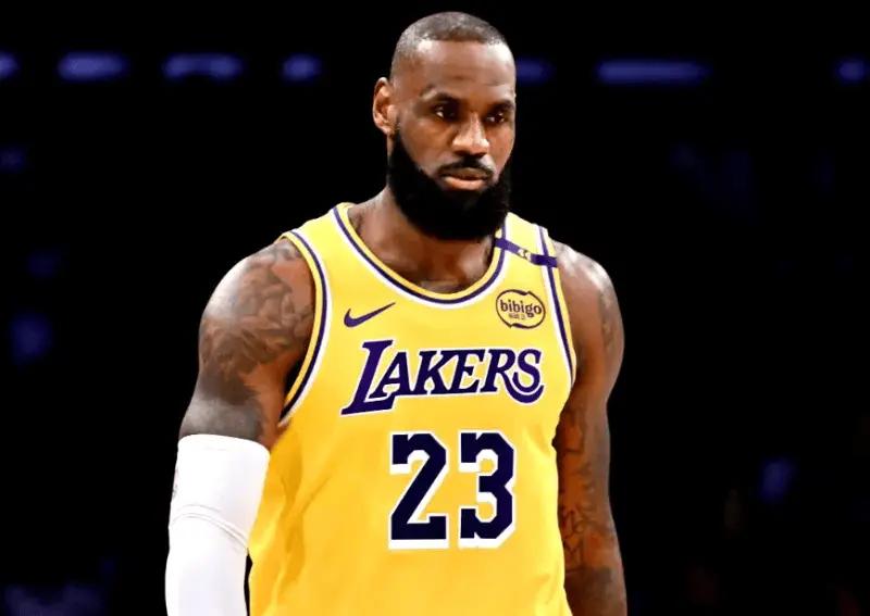 字母哥最近状态爆棚，在雄鹿126比110击败公牛的比赛中，字母哥火力全开凯瑞全场