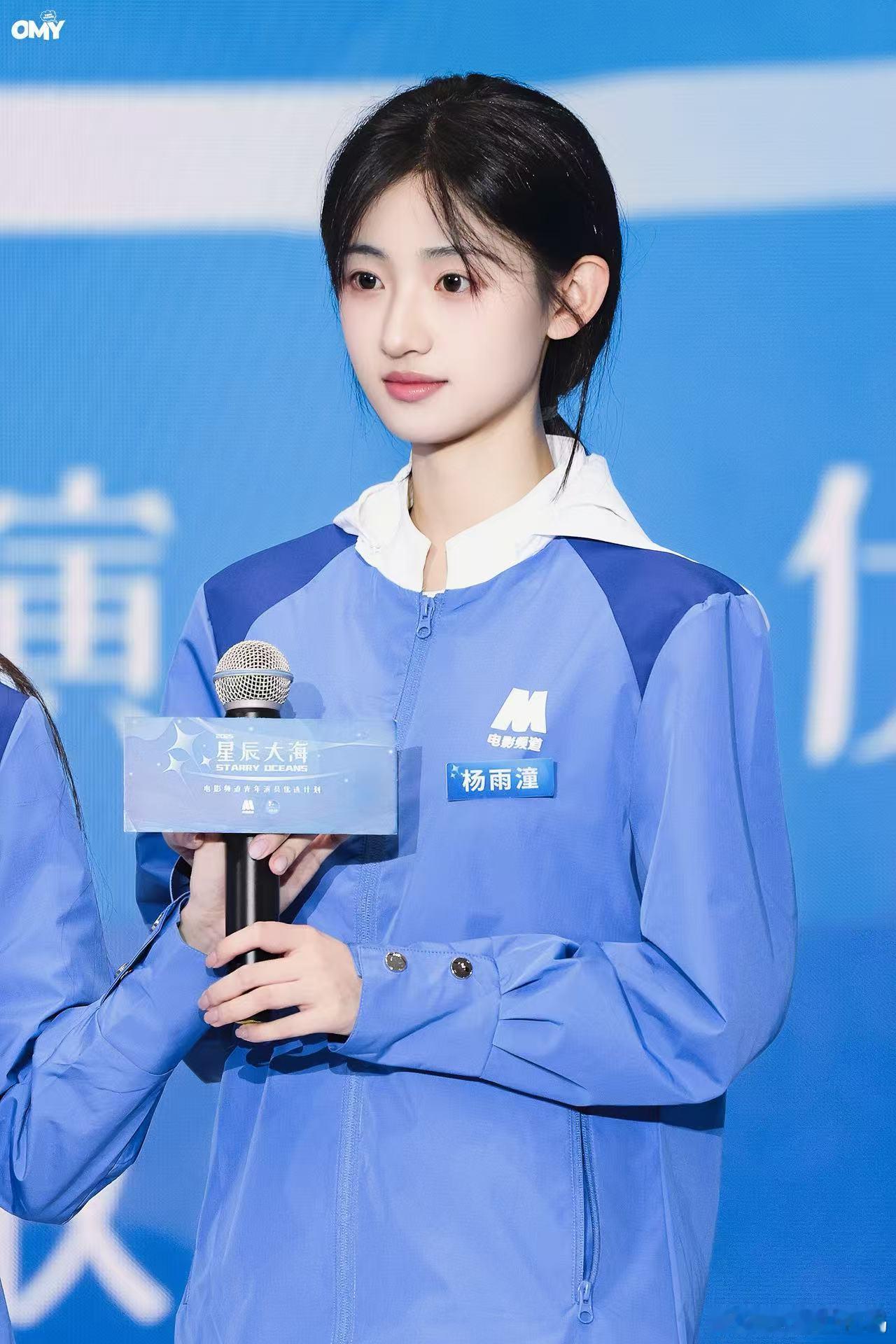 建议将 的辩论片段我反复观看！这逻辑，这气场，这临场反应震惊到我！那个企鹅包也太