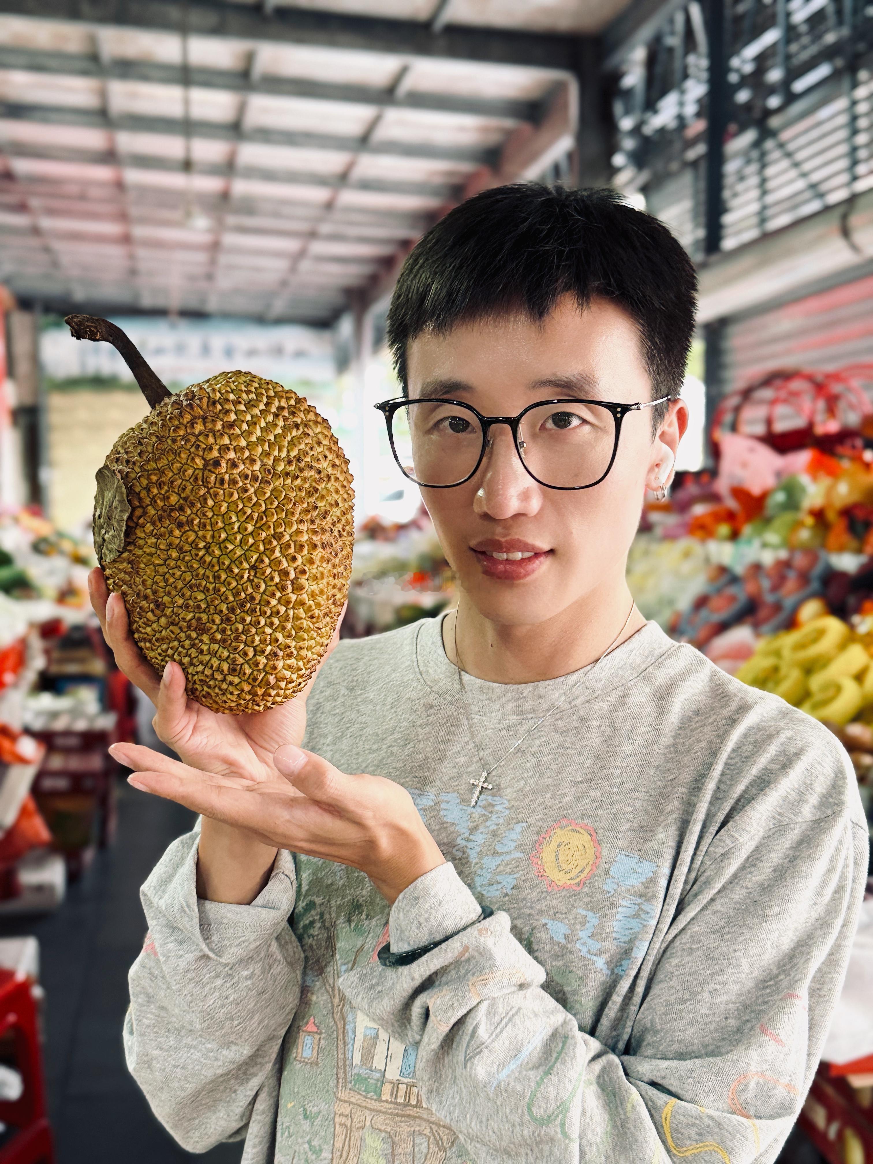 据说是特产的「榴莲蜜」！虽然看起来跟菠萝蜜很像，但是个头比较小！味道就是纯甜！甜