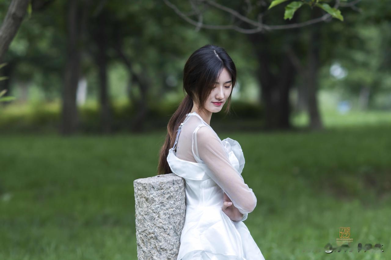 满目青翠漫染林间，白衣少女倚石而立，眉眼低垂，一身温柔融进草木清风里。
原创作品