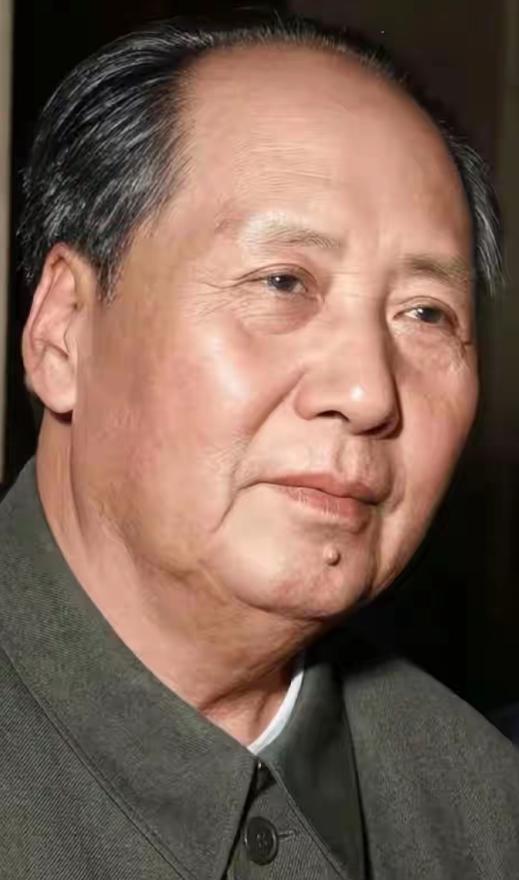 心里越发真切地念起主席！主席的思想向来坚定又直白，一句句掷地有声、振聋发聩：深挖