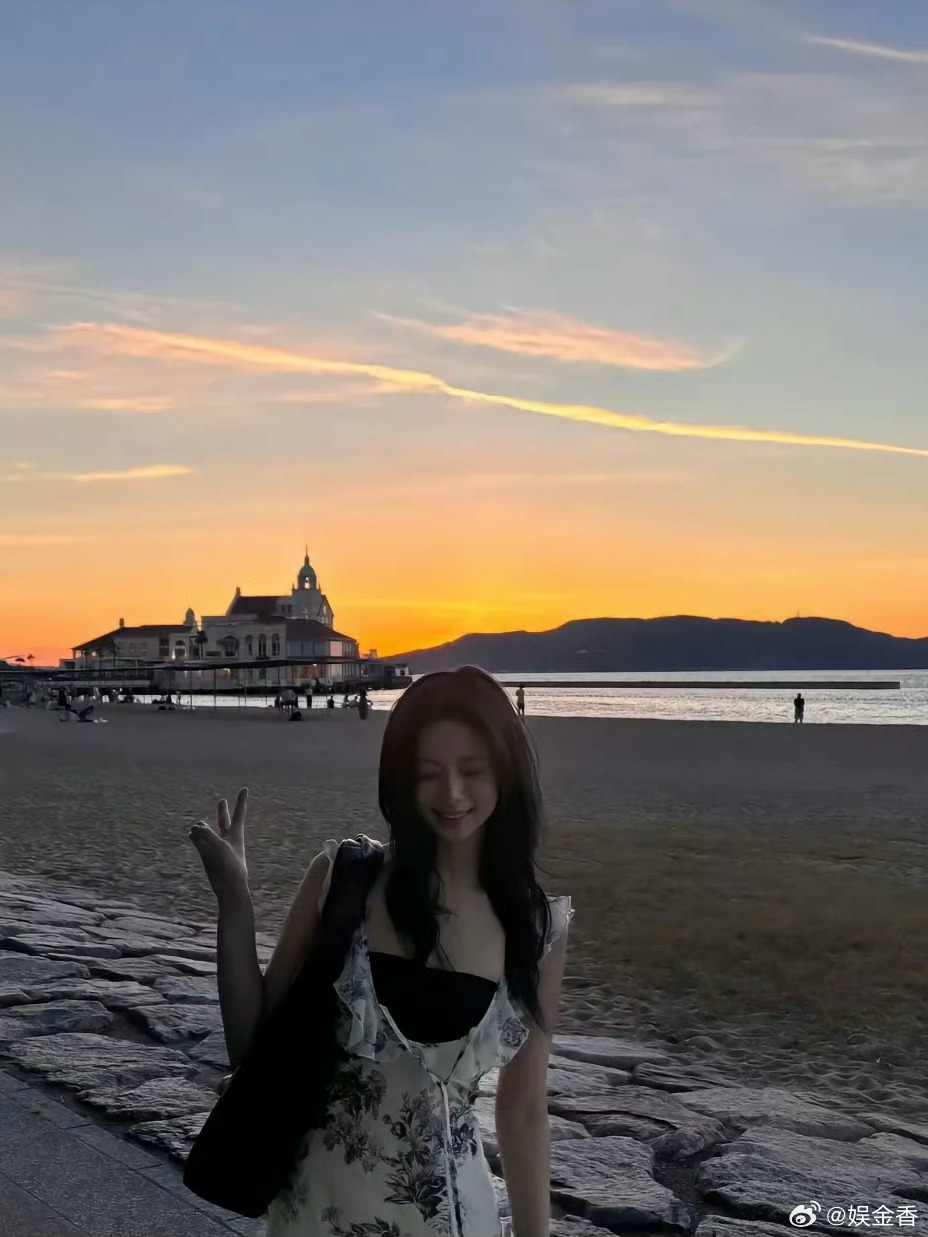 郑雅贤回应裙子穿反了哈哈哈特别萌的一个宝宝啊好消息：姐姐的中文学得很地道坏消息：