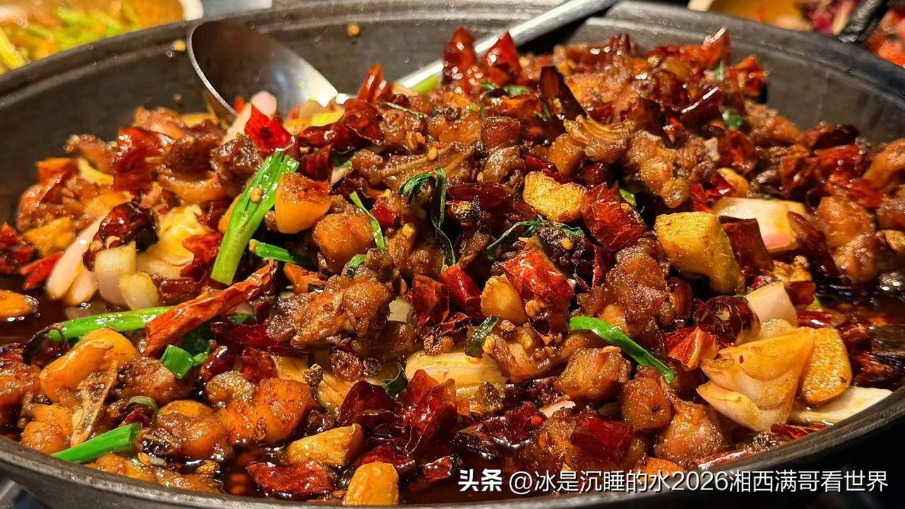 朋友请客，吃红烧兔子肉，肉质鲜嫩很入味。