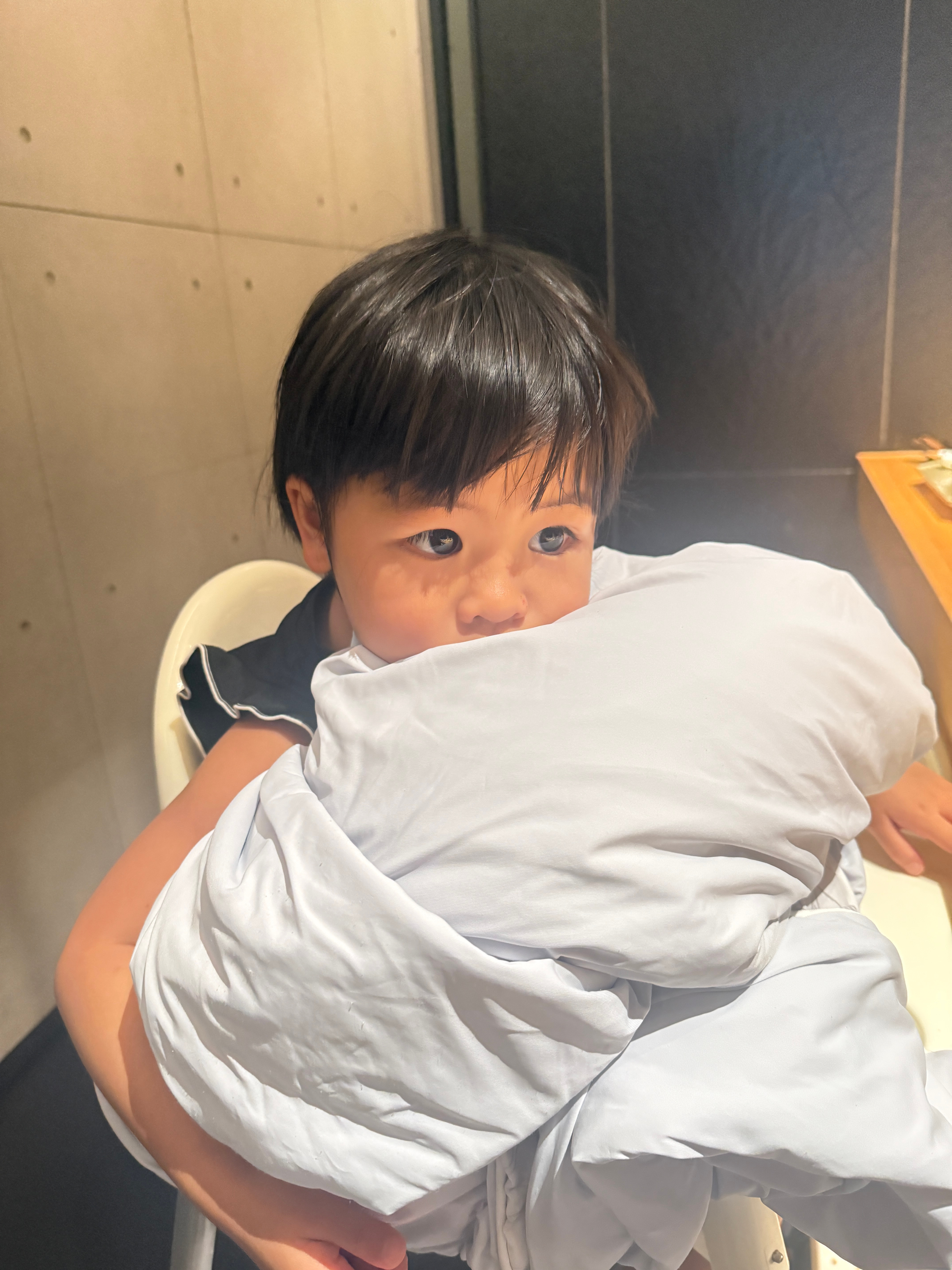 大将看到球宝抱着被子问小朋友是冷吗？球宝：不系冷，系不开心就要被被在场所有人哈哈