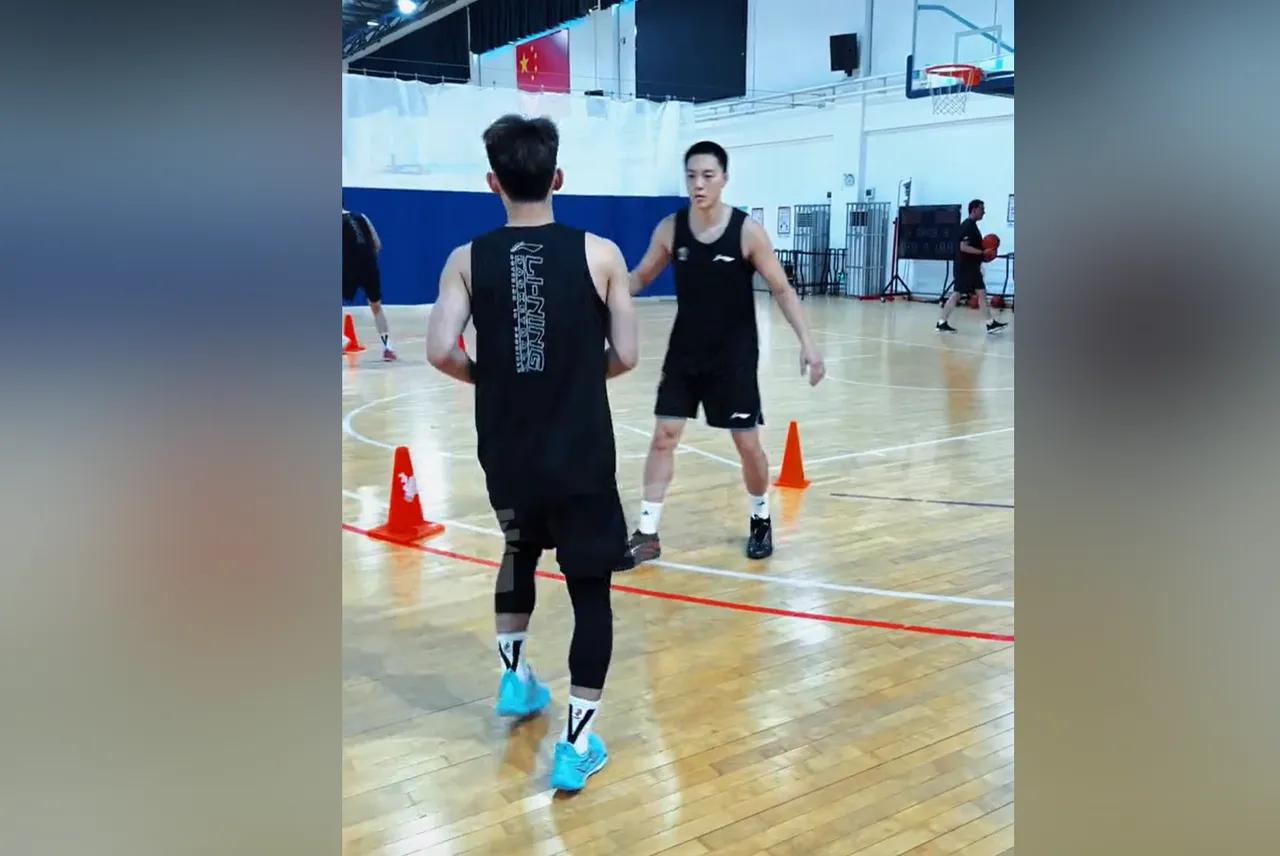 别再乱贴标签！胡明轩现身广东训练场，根本不是网传的拒绝男篮征召。
 
全网跟风吐