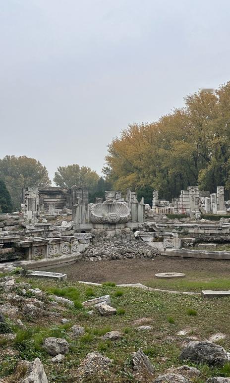 很多人一直以为圆明园是被八国联军烧毁的，其实这是个误会。真正把圆明园主要建筑全部