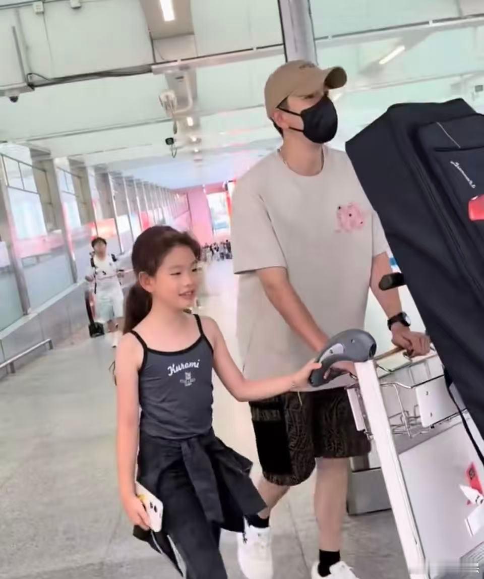 经超小李琳7岁女儿身高经超小李琳女儿都这么大了！经超小李琳女儿都这么大了