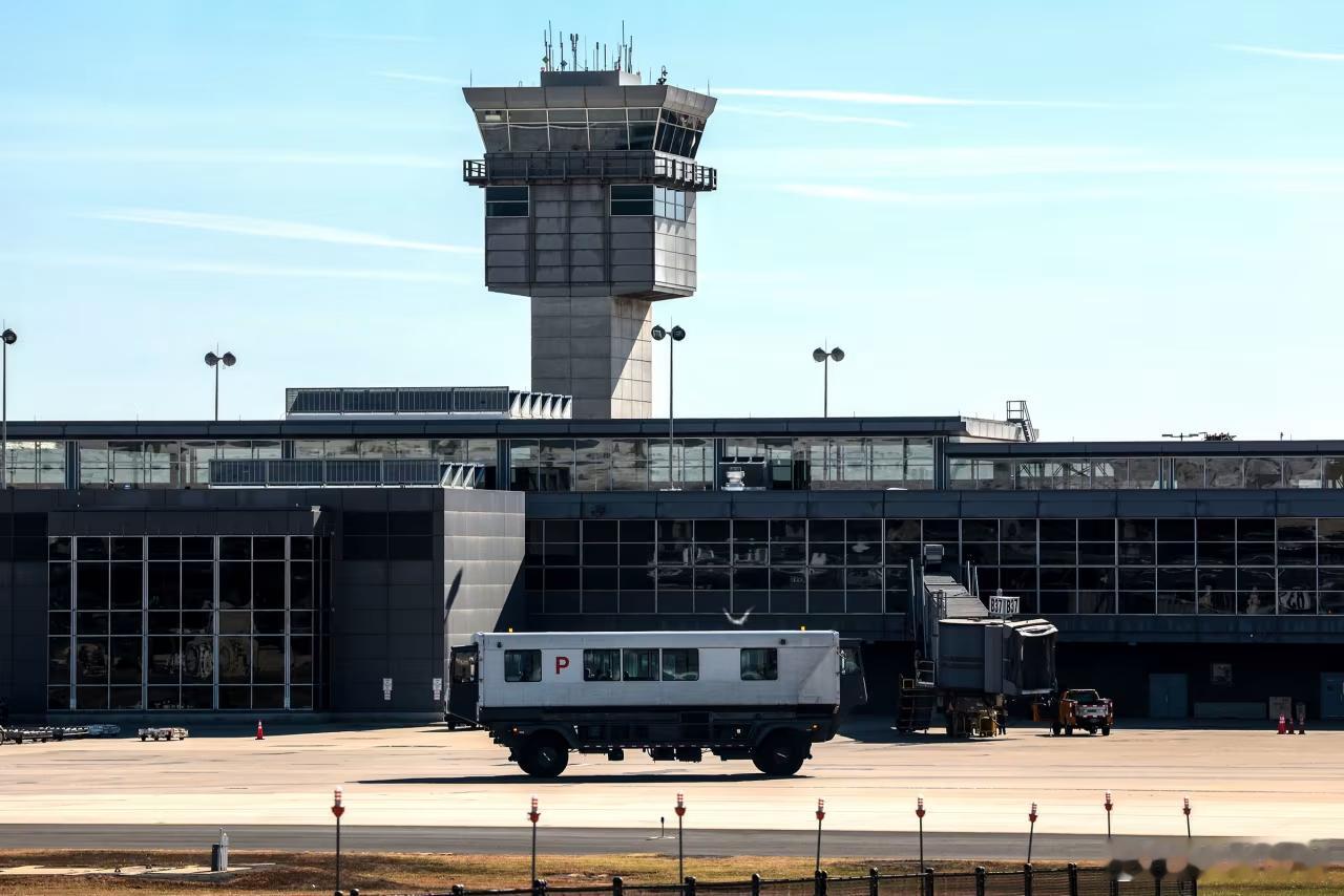 这回我支持“盖房大师”特朗普。杜勒斯机场真的大而笨，里面绕啦绕去，停车场小小的，