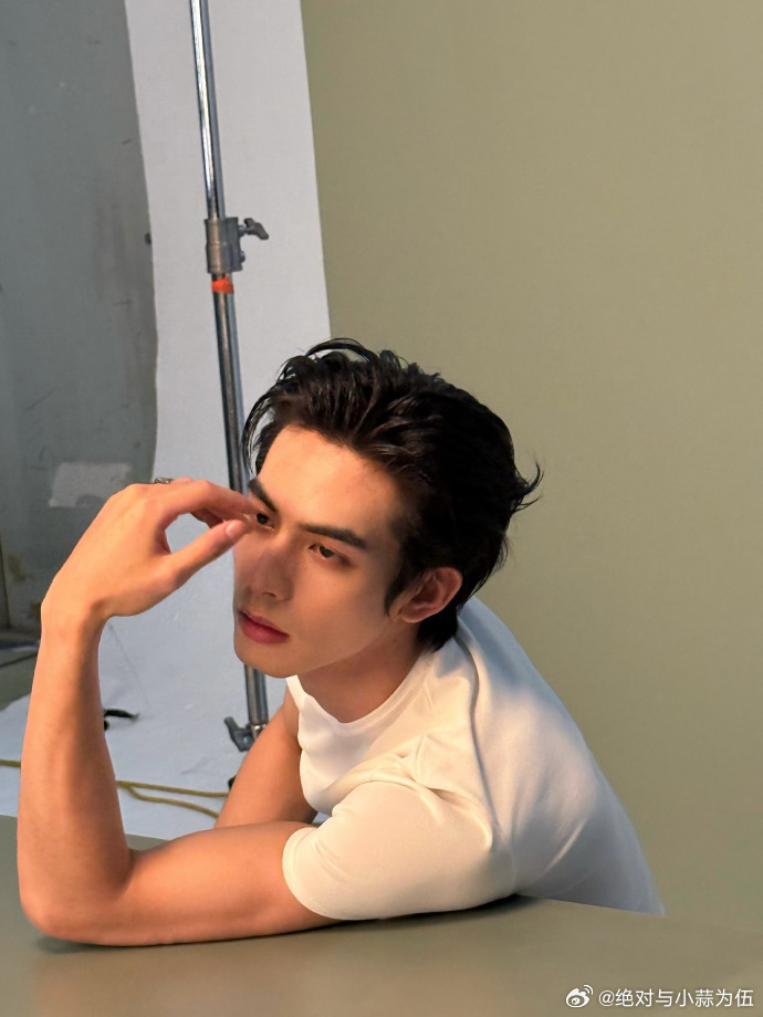 宋威龙白T肌肉 基础款白T穿出顶级氛围感，湿发背头+紧实手臂肌肉，硬朗帅气，每一