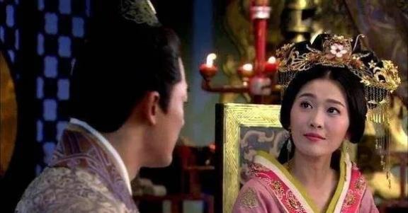 汉武帝往霸上祭祖，回宫途中，到尚衣的轩车上更换衣服。突然，帘子被掀开，一位貌若天