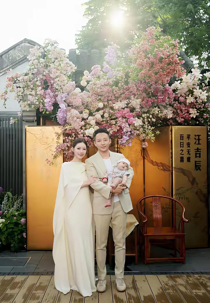 汪小菲三儿子的名字十分悦耳，大名叫汪吉辰，寓意相当美好，代表着吉利的时辰，象征着