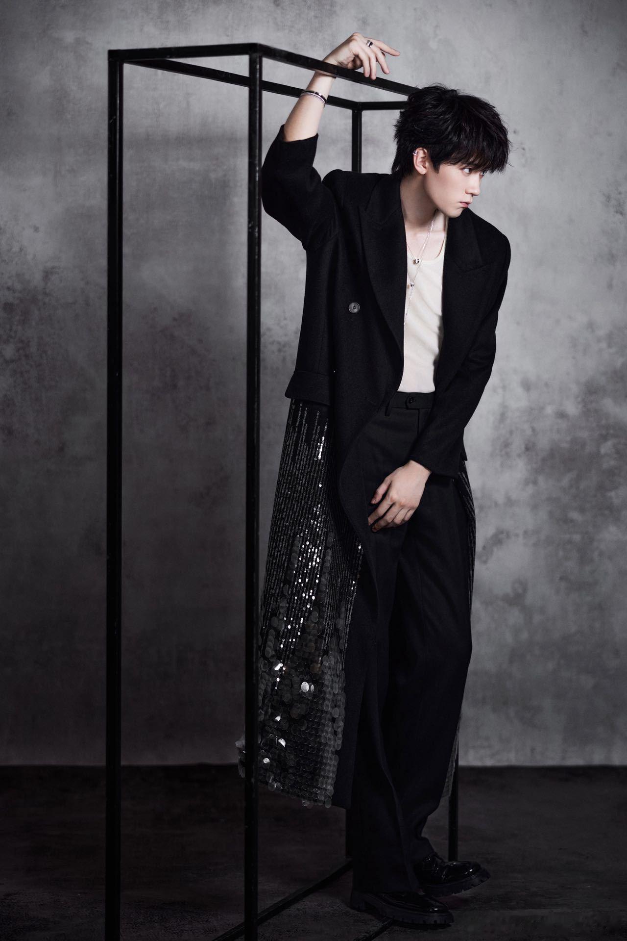 周翊然速去巴黎时装周走秀 从杂志开年封到巴黎时装周！21号行程太惊喜，清冽少年配