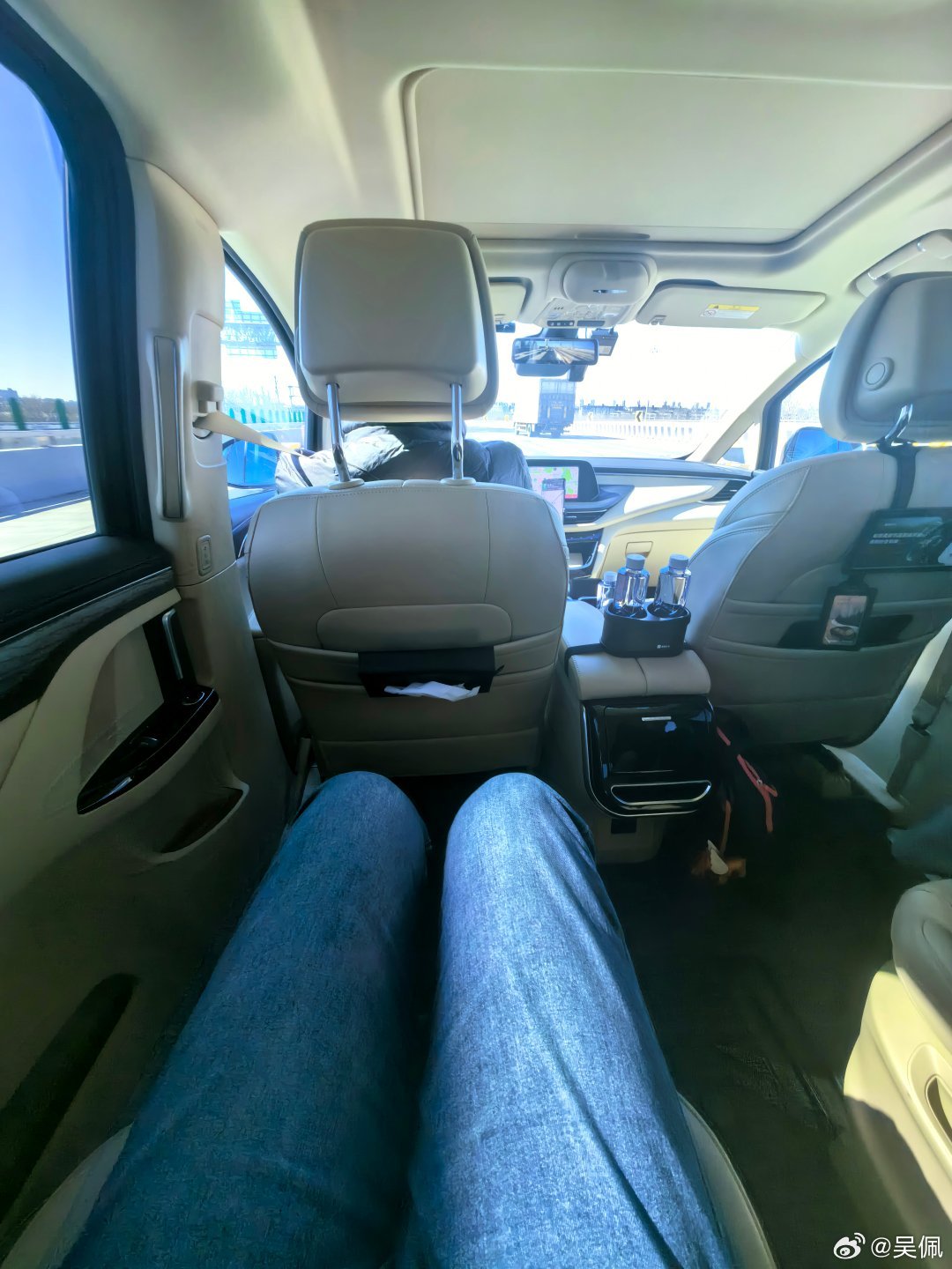 我现在连打车都喜欢打MPV，多了一个独立办公和思考的空间，特别适合开个会、补个觉