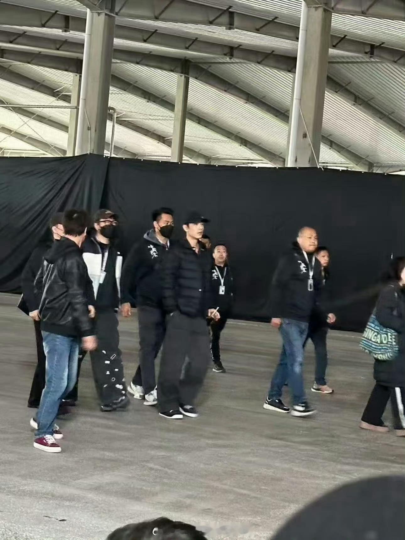 肖战抵达小城良方片场肖战抵达片场肖战抵达片场，好看，[赢牛奶][赢牛奶] ​​​
